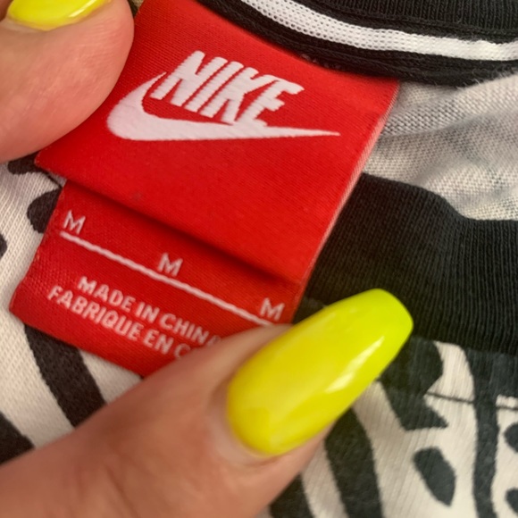 Women’s Nike Shirt - Picture 6 of 6